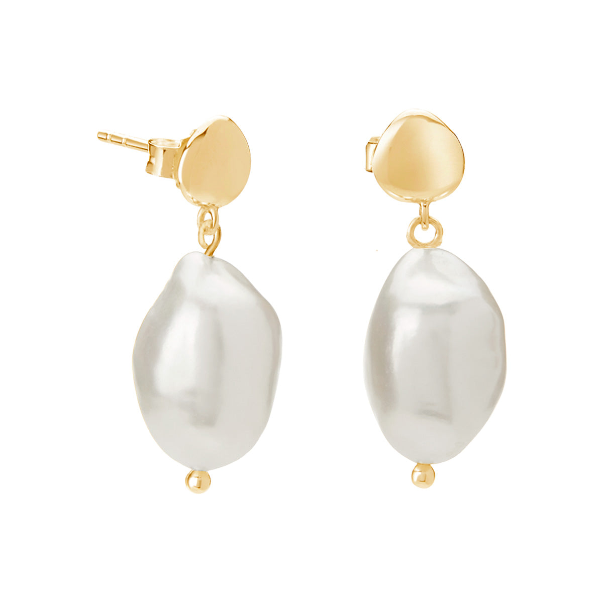 Handcrafted gold pearl earrings with timeless quality and long-lasting materials, produced using artisanal techniques.