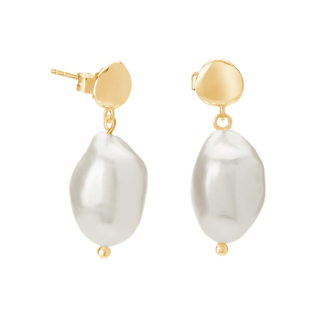 Handcrafted gold pearl earrings with timeless quality and long-lasting materials, produced using artisanal techniques. 
