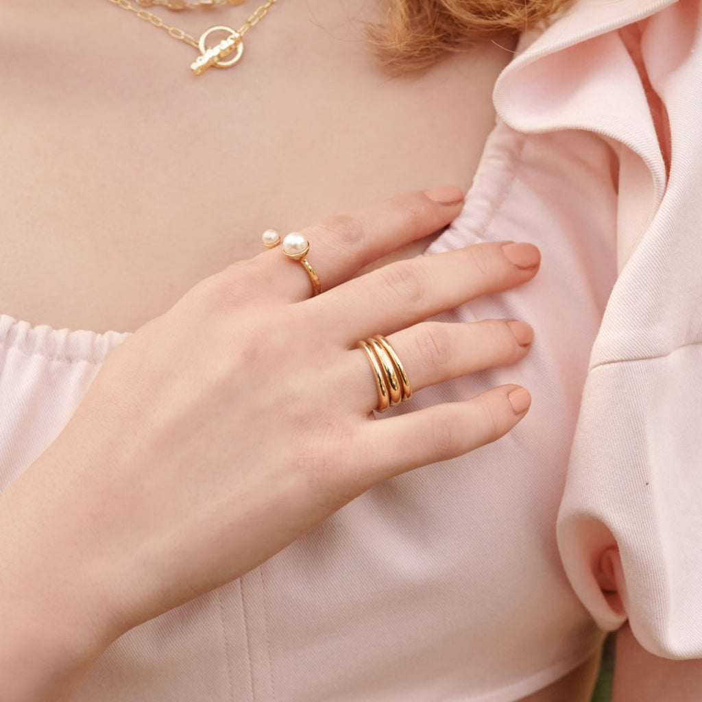 Romantic and nostalgic pieces, inspired by ancient jewellery. Our ring bands boast a full-shine metal finish.
