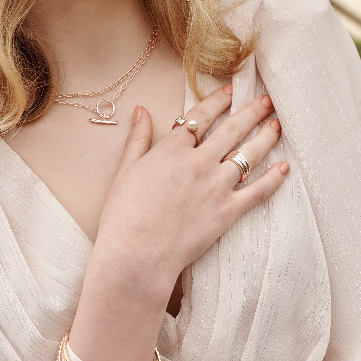 Express your love with a romantic and nostalgic ring band. Crafted with a full-shine metal finish.