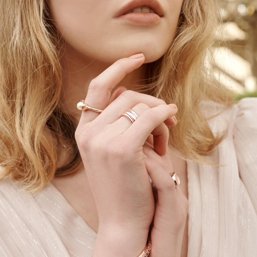 Discover our contemporary and modern jewellery collection featuring abstract designs and full-shine metal finishes. 