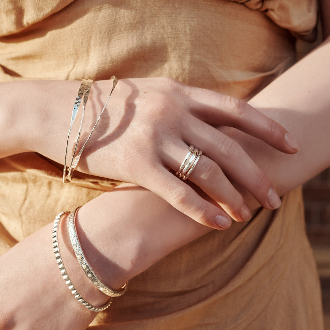 Ancient jewellery charm, the ring band boasts a full shine metal finish, perfect for the romantic and nostalgic at heart.