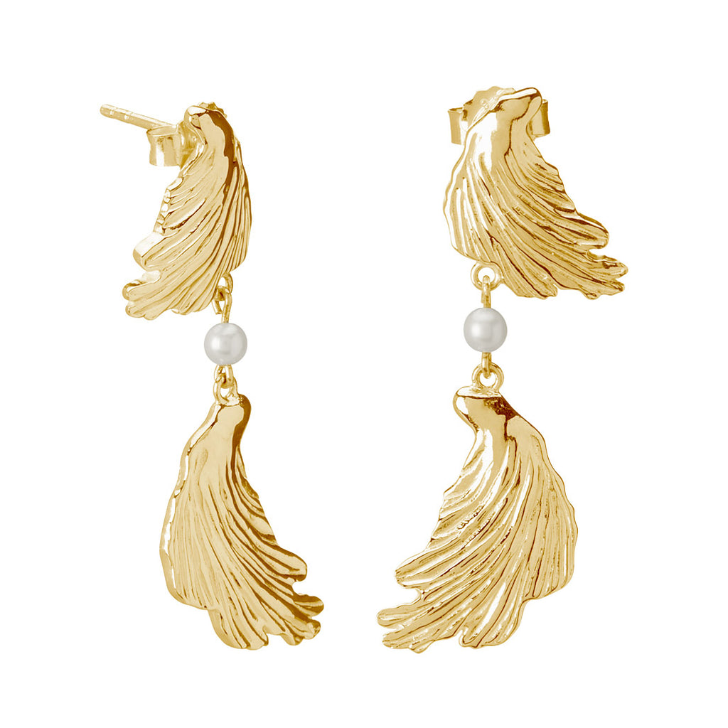 Contemporary pieces exude romance. Experience the allure of ancient jewellery with our stunning gold statement earrings. 